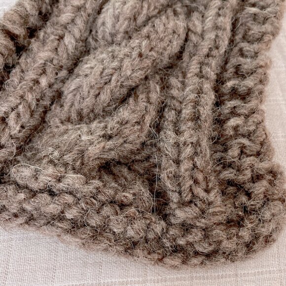 Handmade 🇨🇦 NWOT Hand Knit Wool Cable Scarf - Picture 3 of 4
